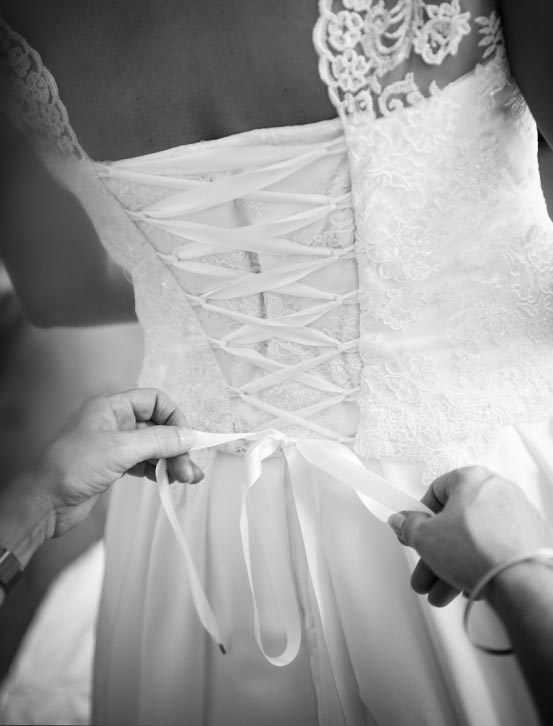 Ajustement d'une robe de mariée créée sur-mesure par l'équipe CréAnne