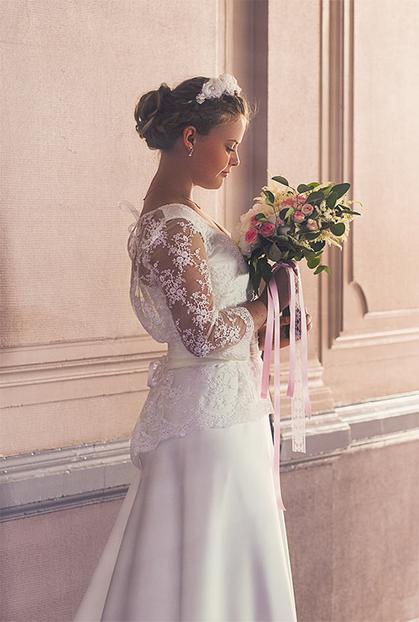 Portrait d'une jeune mariée portant une robe de mariée de la boutique de mariage CréAnne, Nancy.