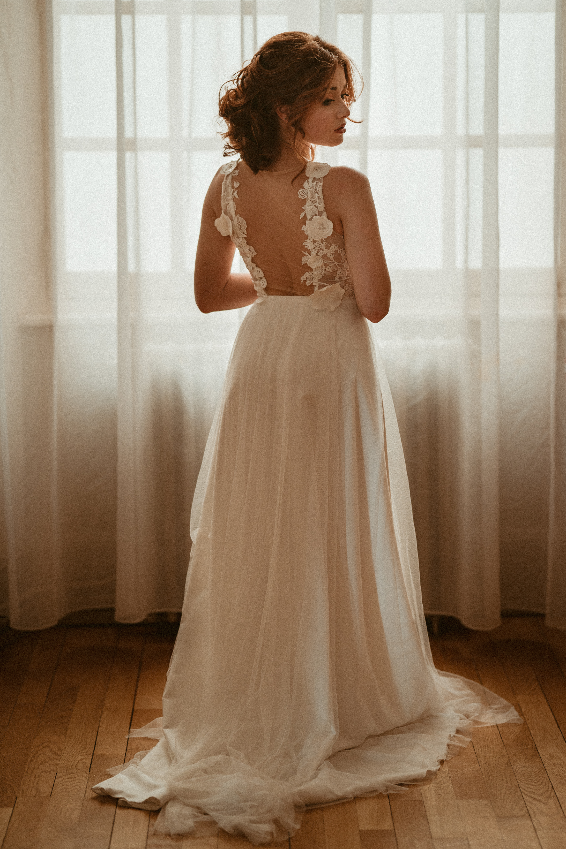 Portrait en pied d'une jeune mariée portant une tenue de mariée de la maison de couture CréAnne à Nancy.
					
